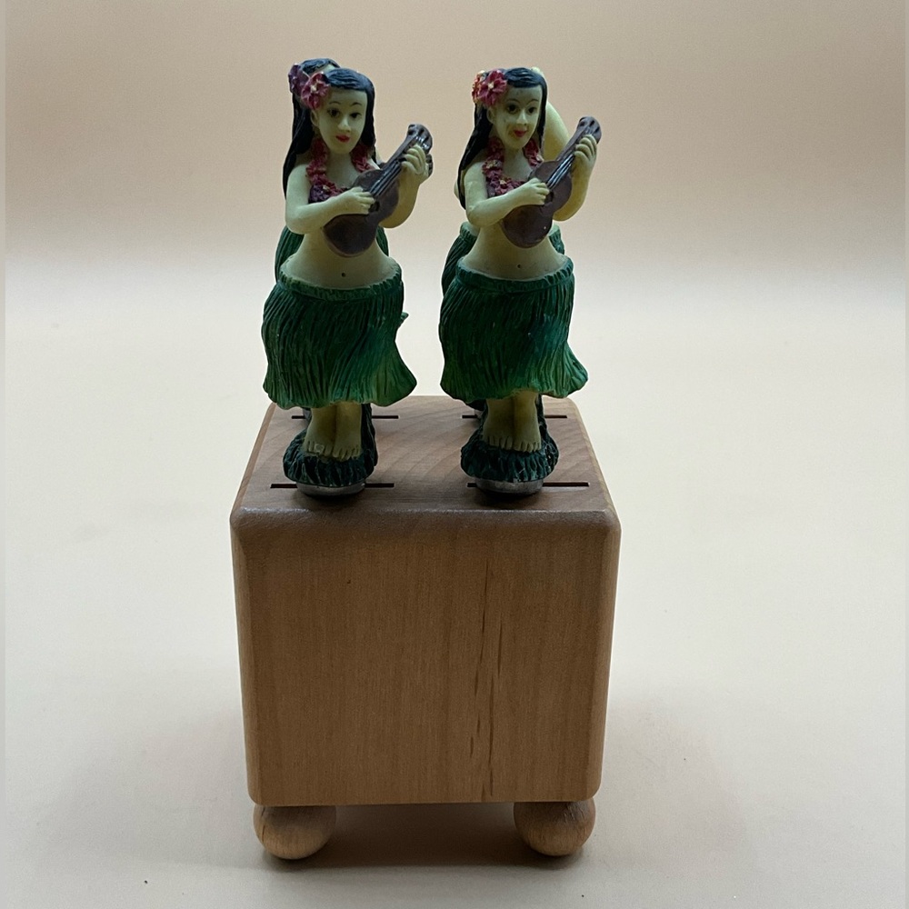 Harry and David Aloha Hula Girl Set of 4 Cheese Spreaders Knives & Wood Block